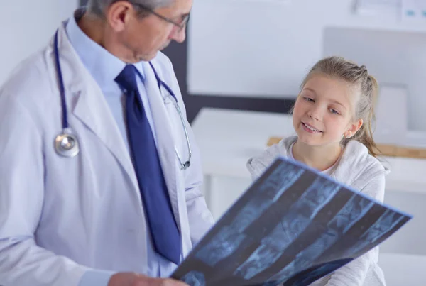 Klein meisje met haar moeder op consult bij een dokter — Stockfoto