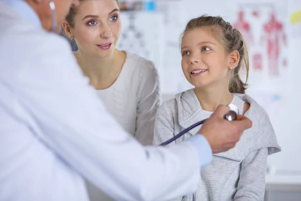 Chica y médico con estetoscopio escuchando los latidos del corazón —  Fotos de Stock