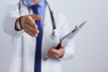 Dost canlısı erkek doktor, sarılmaya hazır.