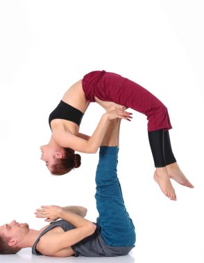 Genç atletik çift pratik acroyoga. Çiftinde Dengeleme.