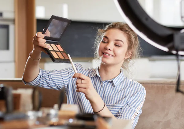 Vlogger женщина представляет макияж учебное видео — стоковое фото