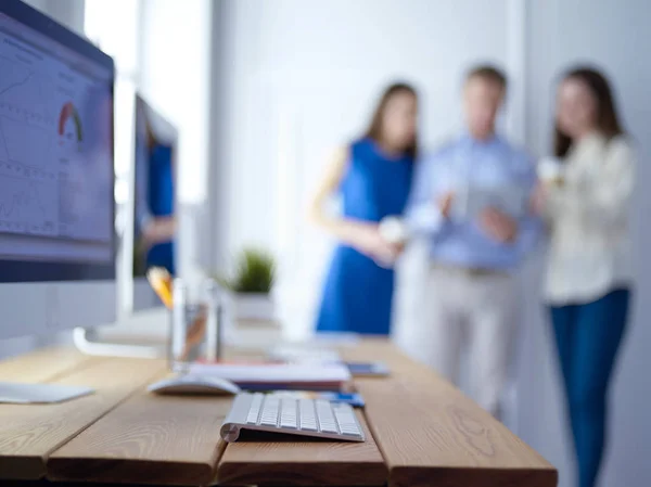 Posto di lavoro ufficio con laptop e smartphone su tavolo in legno — Foto Stock