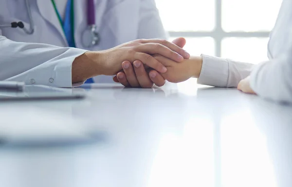 Close-up de estetoscópio e papel no fundo do médico e das mãos do paciente — Fotografia de Stock