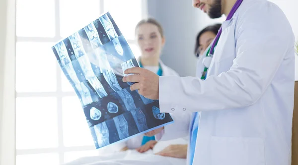 Team medico che discute la diagnosi di immagine a raggi X in ufficio — Foto Stock