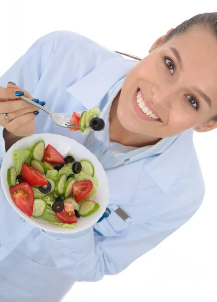 Portret pięknej pani doktor trzymającej talerz ze świeżymi warzywami. Lekarki. — Zdjęcie stockowe