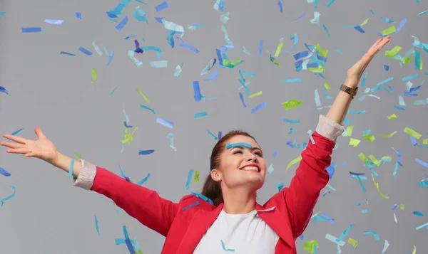 Portreit bella donna felice alla festa di festa con coriandoli. Compleanno o Capodanno celebrando il concetto . — Foto Stock