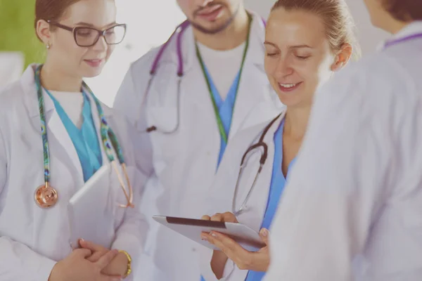 Doctor mostrando algo en su tableta a su equipo médico —  Fotos de Stock