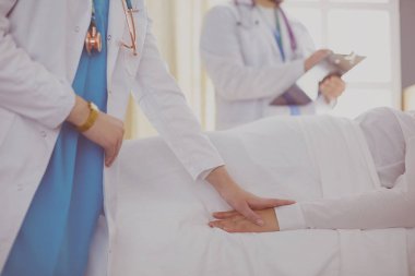 Doktor ya da hemşire hastanede hastayla konuşuyor.