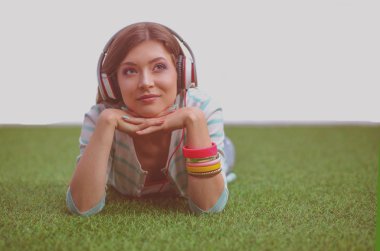 Mutfakta masada oturan genç bir kadın. Genç kadın.