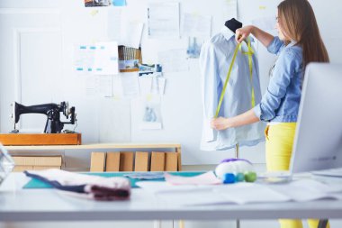 Bant ile genç tasarımcı beyaz gömlek ölçüyor