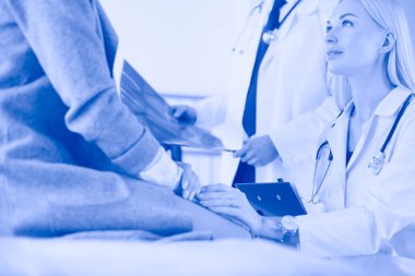 Doktor ve hasta tarama sonuçlarını tarama merkezinde tartışıyor