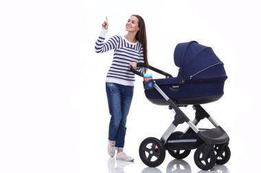 Bir anne ile beyaz arka plan üzerinde izole bir gezinmek, tam uzunlukta portresi. Genç anne