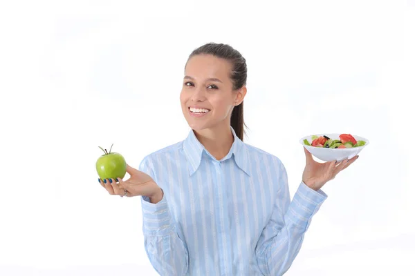 Ritratto di una bella dottoressa che tiene un piatto con verdure fresche e mela verde. Donna medico — Foto Stock