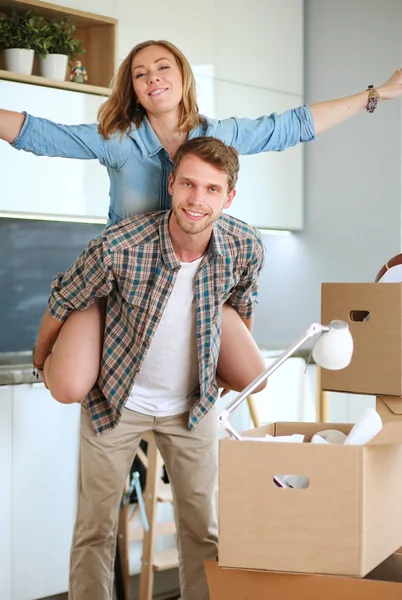 Portret van een jong koppel bewegen in nieuwe huis. Jong koppel — Stockfoto