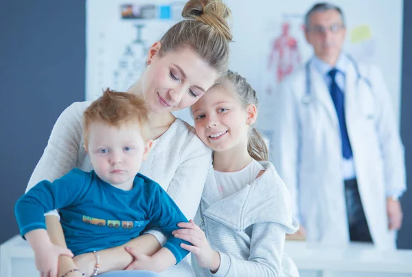 Malé děti s matkou u lékaře na konzultaci — Stock fotografie