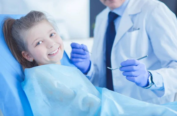 Niña sentada en el consultorio de dentistas —  Fotos de Stock