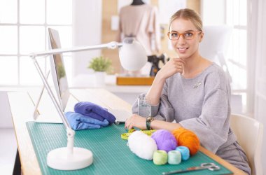 Modern ofiste çalışan profesyonel kadın moda tasarımcısı.