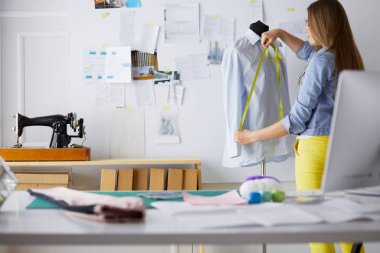 Bant ile genç tasarımcı beyaz gömlek ölçüyor