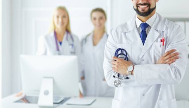 Tıbbi grubun önünde genç bir erkek doktor.
