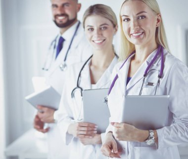 Beyaz arka planda izole edilmiş bir doktor, kadın ve erkek.