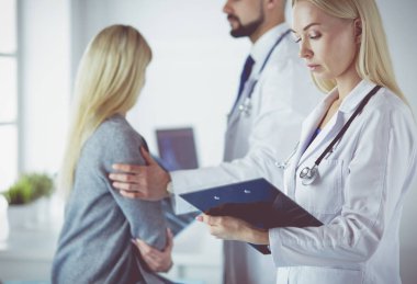 Yakışıklı erkek doktor, muayenehanesinde kısırlık konusunda bir çifte danışmanlık yapıyor.