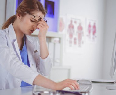 Doktor kadın yorgun. Tıp ve fazla çalışma konsepti