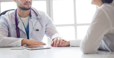 Erkek doktor ambulanstaki hastayı rahatlatıyor.
