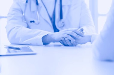 yakın çekim, stetoskop ve kağıt üzerinde arka plan doktor ve hasta el