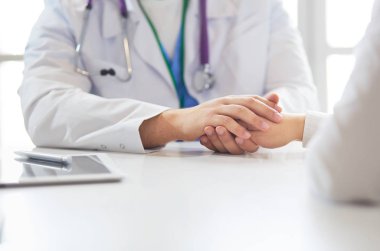 yakın çekim, stetoskop ve kağıt üzerinde arka plan doktor ve hasta el