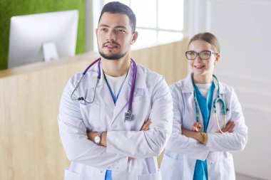 Doktorlar, erkek ve kadın, beyaz zemin üzerine izole mutlu bir tıbbi ekip görünümü