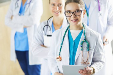 Bir grup doktor ve hemşire hastane odasında bekliyor.