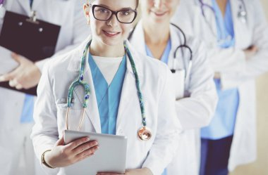 Bir grup doktor ve hemşire hastane odasında bekliyor.