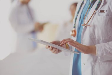 Ameliyathanedeki doktor genç kadını muayene ediyor.