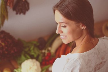 Mutfakta masada oturan genç bir kadın. Genç kadın.