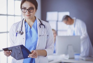 Hastane lobisinde tablet bilgisayar kullanan kadın doktor.
