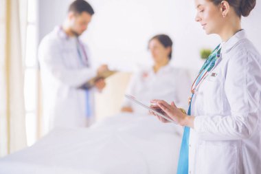 Ameliyathanedeki doktor genç kadını muayene ediyor.