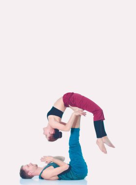 Genç atletik çift pratik acroyoga. Çiftinde Dengeleme.