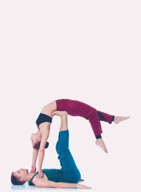 Genç atletik çift pratik acroyoga. Çiftinde Dengeleme.
