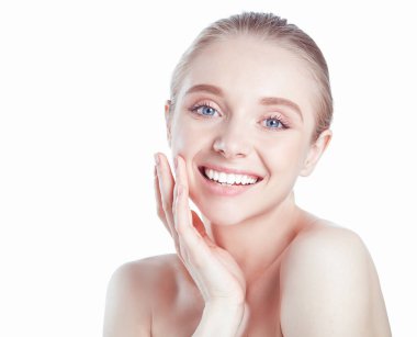 Taze temiz mükemmel cilt ile güzel genç kadın