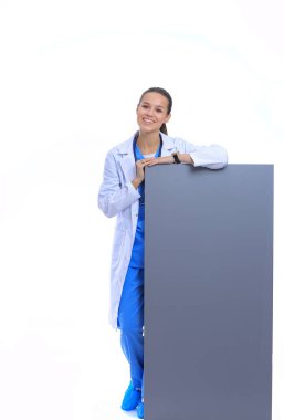 Boş reklam panosu olan bir kadın doktor. Kadın doktor