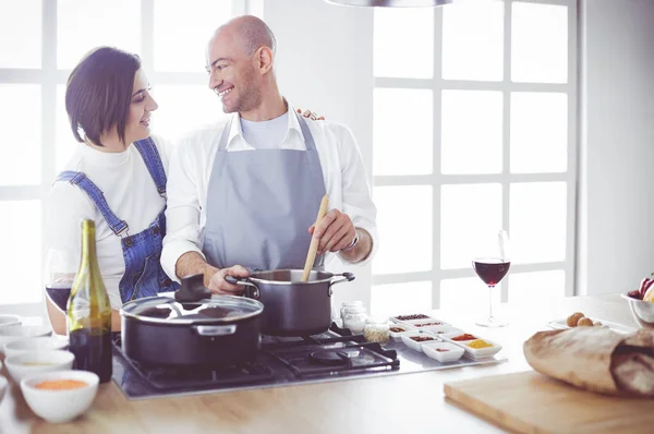 Couple cooking together in the kitchen at home — Stock Photo, Image
