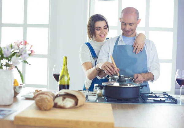 Casal cozinhar juntos na cozinha em casa — Fotografia de Stock