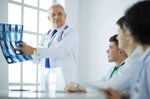 Equipo médico sentado y discutiendo en la mesa —  Fotos de Stock