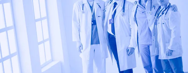 Úspěšný lékařský tým. Důvěryhodný tým doktorů stojí při sobě a usmívá se — Stock fotografie