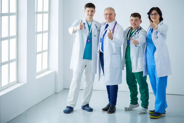 Une équipe médicale réussie. Équipe de médecins confiants debout ensemble et souriant — Photo