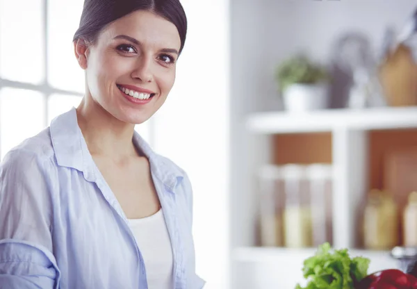 Mujer joven cortando verduras en la cocina en casa. —  Fotos de Stock