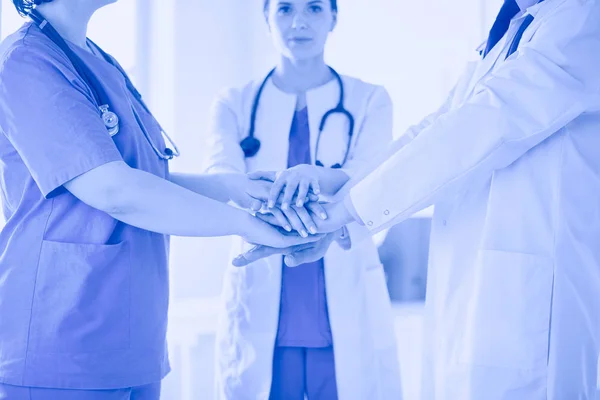 Bir grup doktor ellerini birleştiriyor. Yakın plan. — Stok fotoğraf