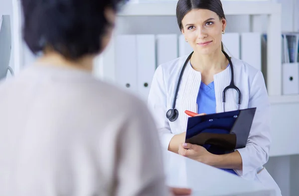 Medisch consult in een ziekenhuis. Arts luisteren naar een patiënt problemen — Stockfoto