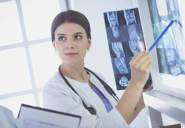 Zwei Ärztinnen beim Röntgen in einem Krankenhaus — Stockfoto