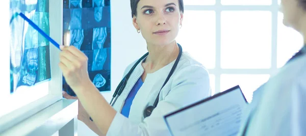 Due medici donne che guardano le radiografie in un ospedale — Foto Stock